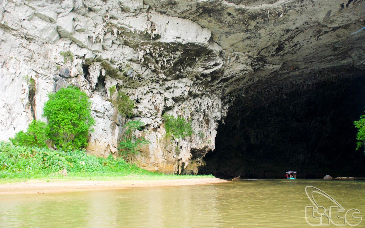 Puong Cave in Bac Kan province