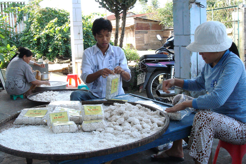 Cam Le “Kho me” (sesame) cake village in Danang city