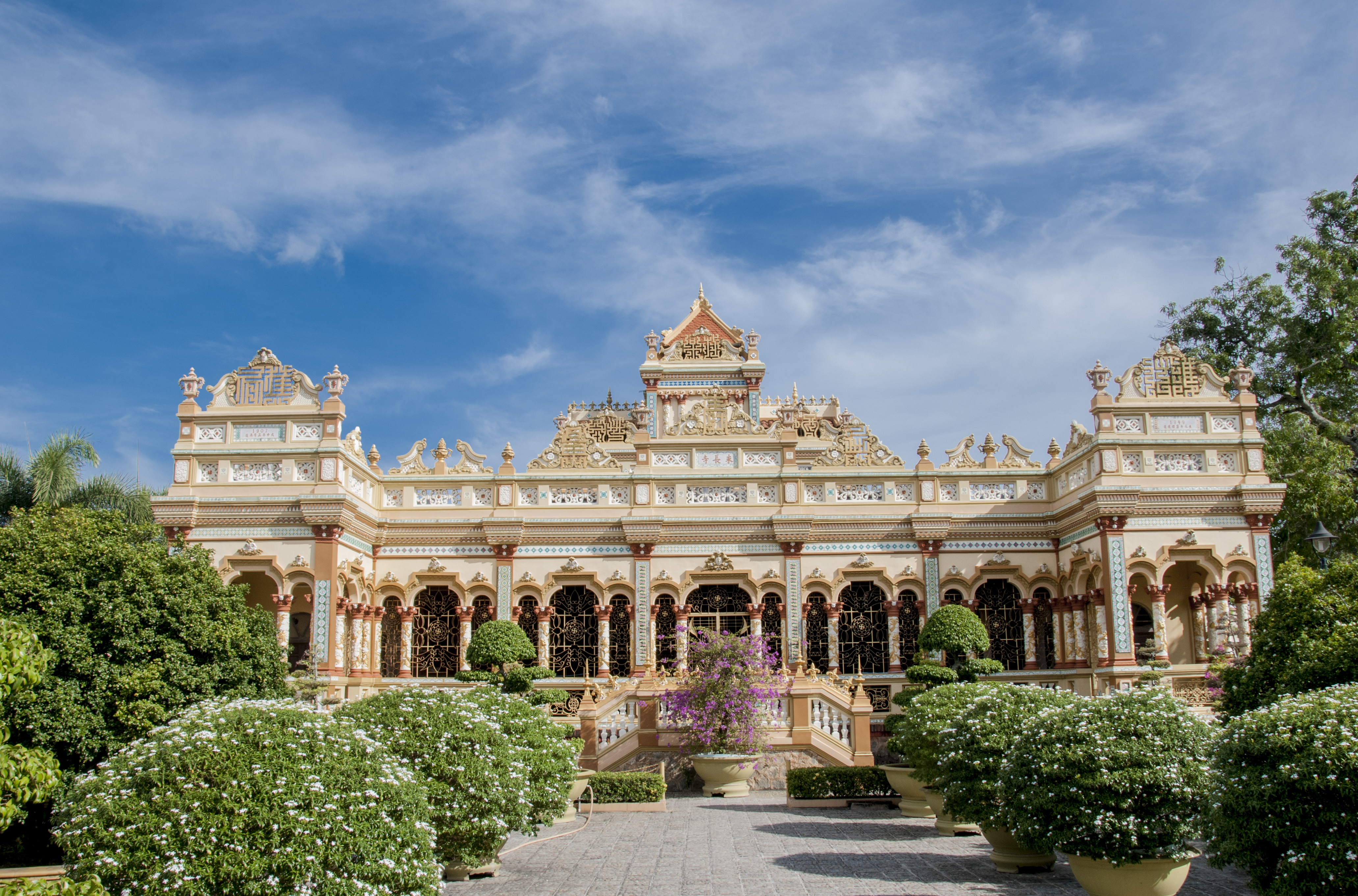 Vinh Trang Pagoda –  The Most Splendid Buddhistic Pagoda in Mekong Delta.