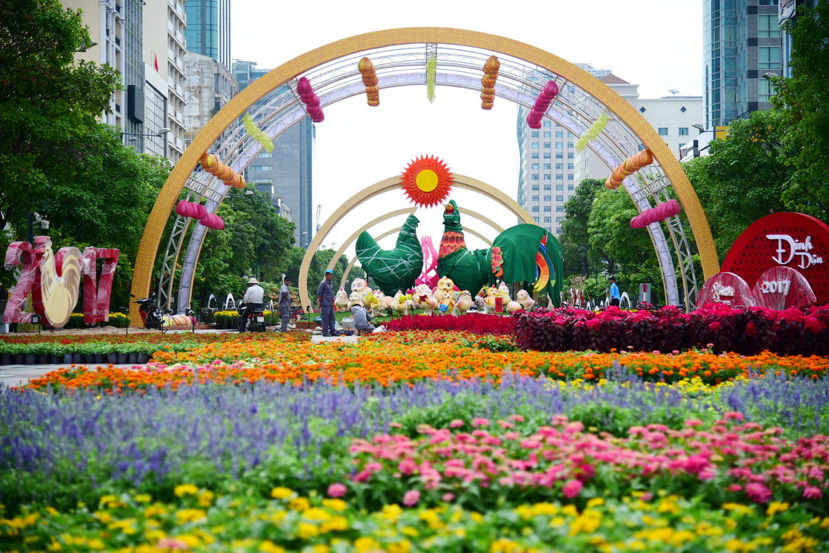 Enjoy Sai Gon culture through Nguyen Hue flower street 2013