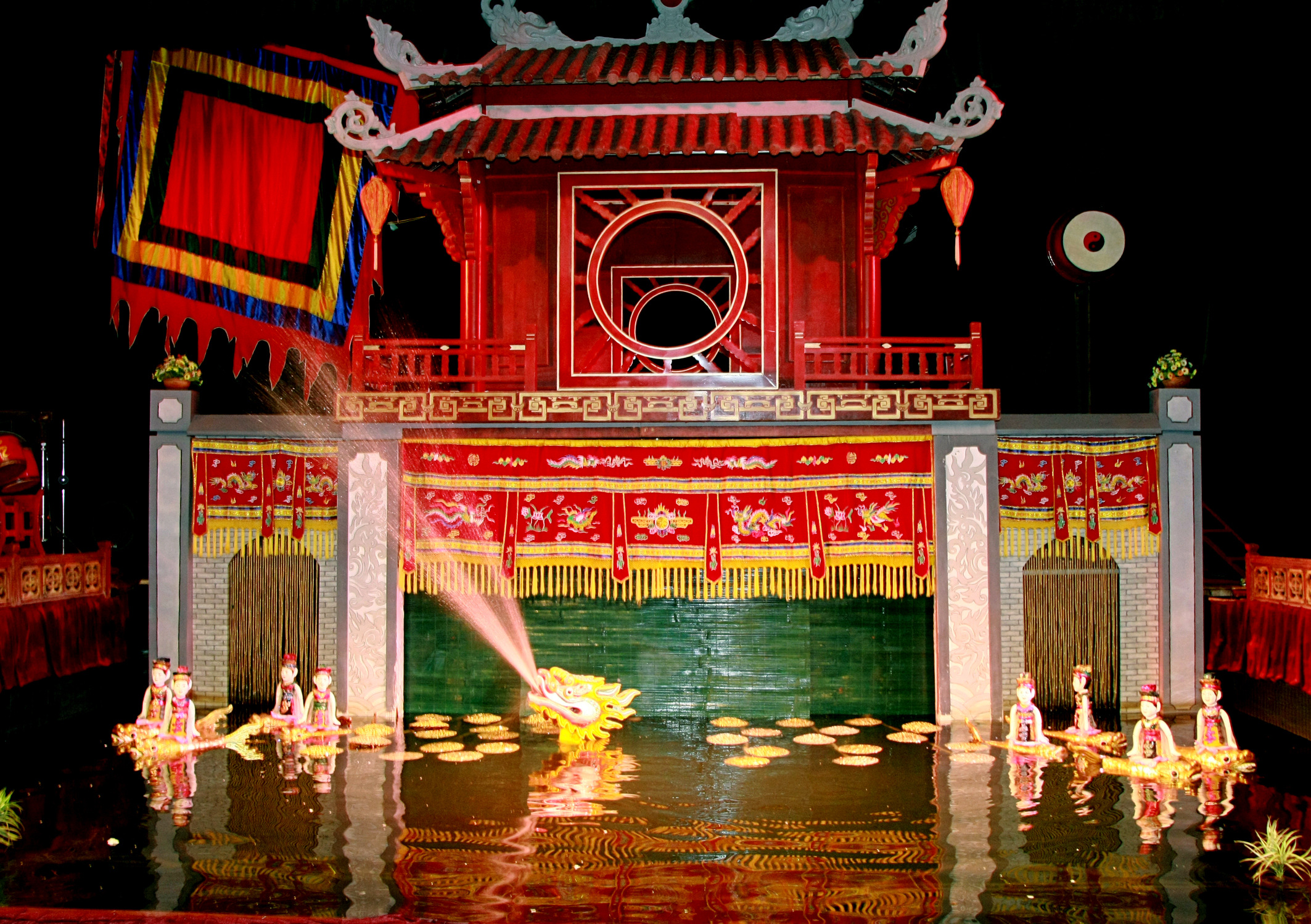 thang long water puppet theatre tours