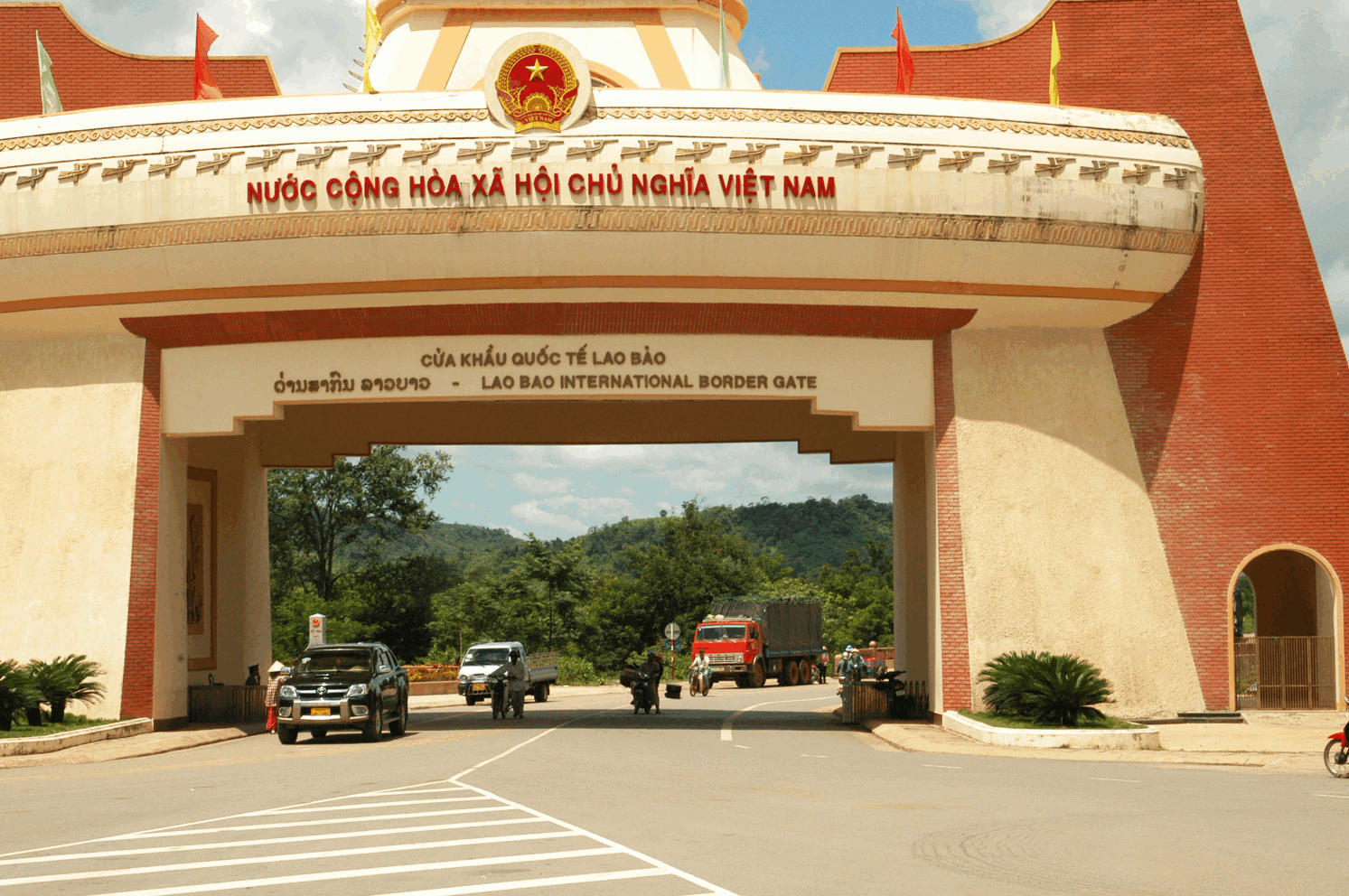 Apply Vietnam E-visa For Crossing The Border From Laos To Vietnam By Bus