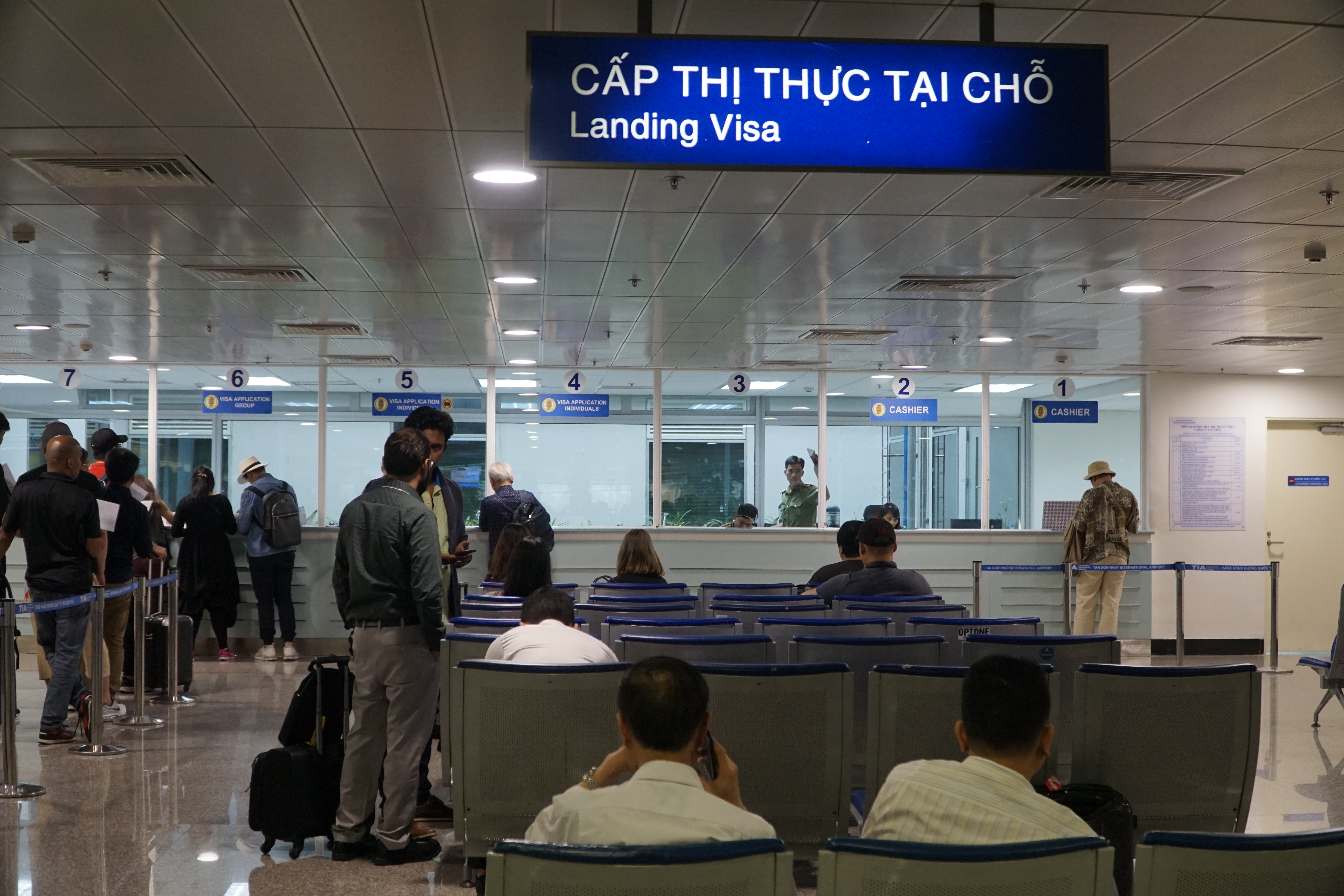 Pembubuhan cap visa Vietnam di bandara