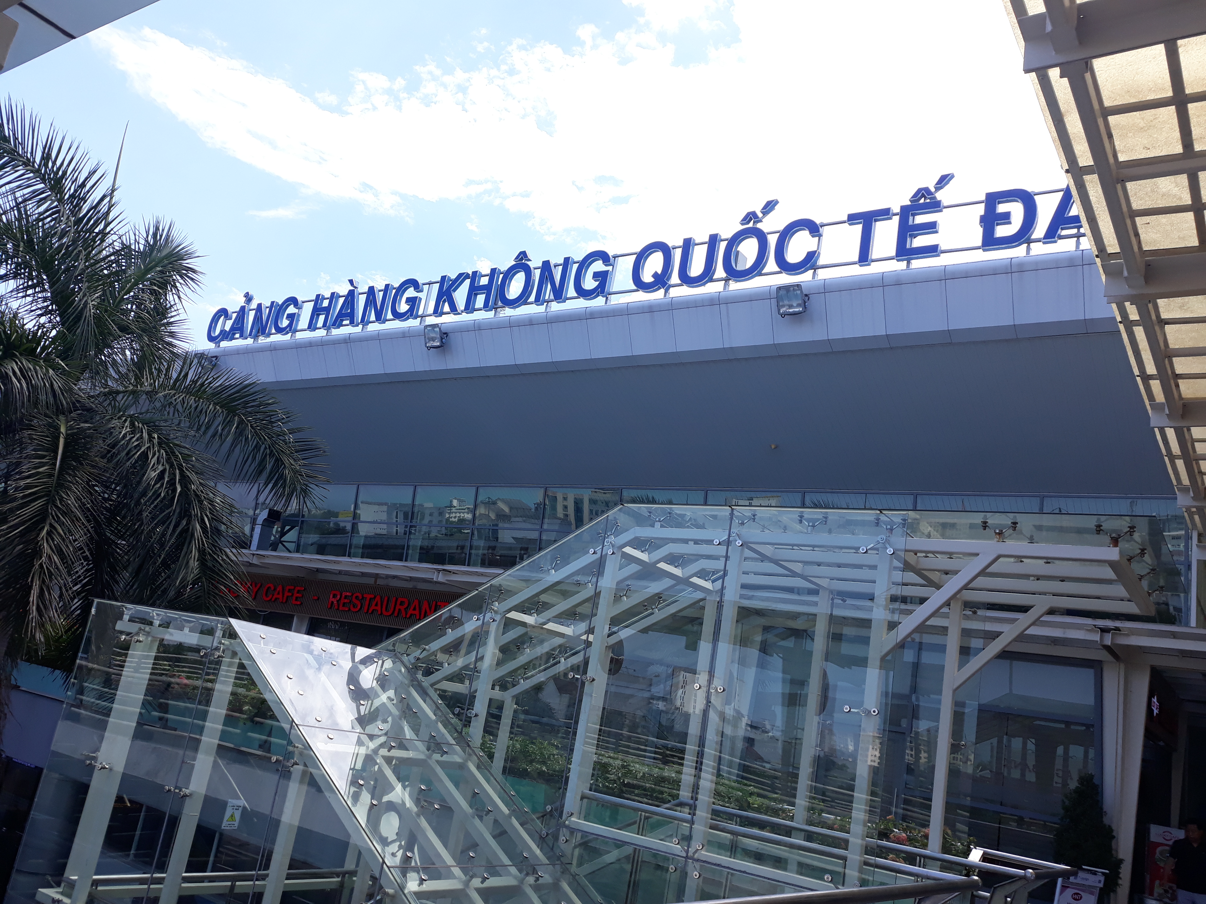 从2022年3月15日起岘港机场允许外国游客再次进入 | 通过岘港机场（岘港市）进入越南的签证申请指南2022