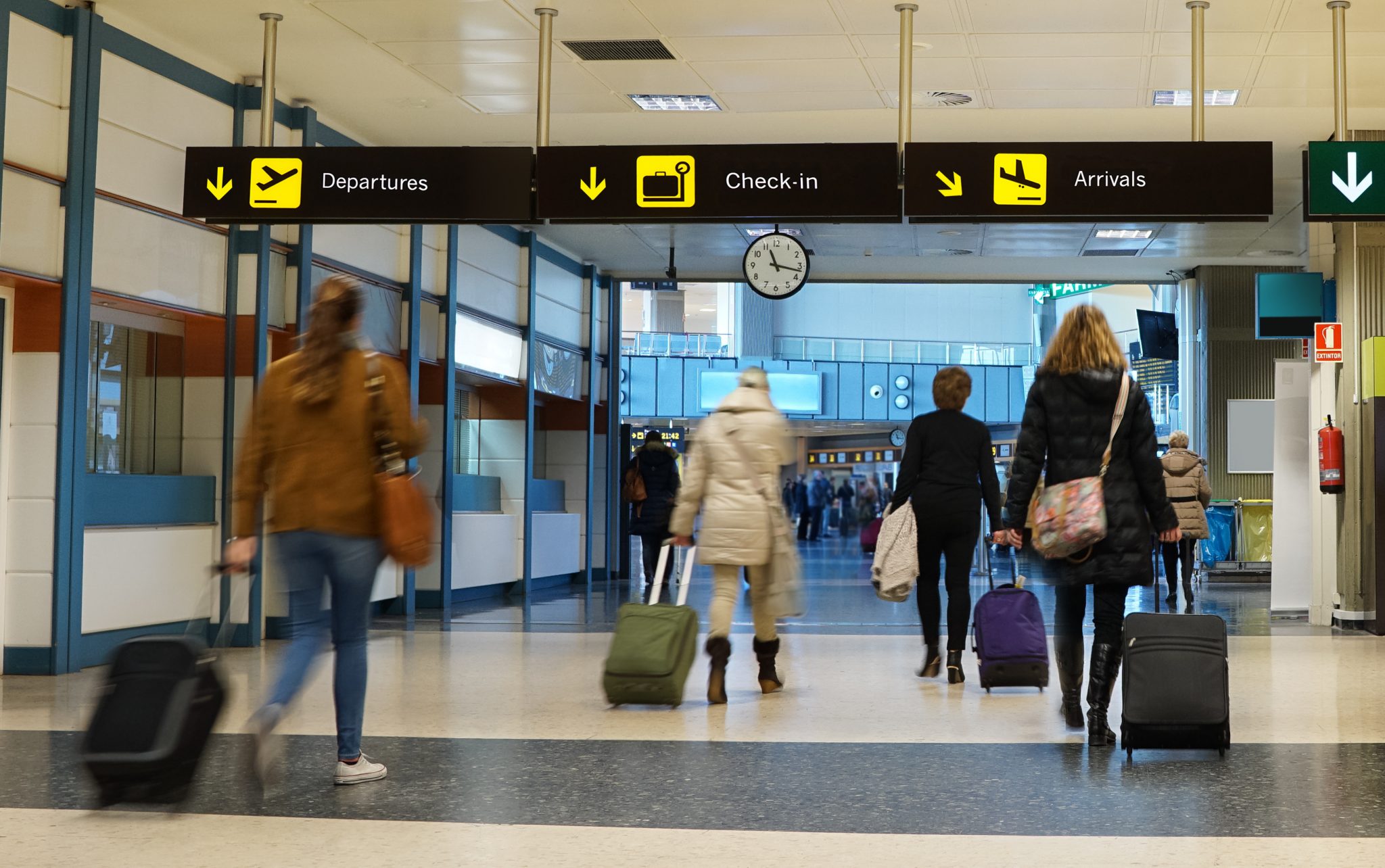 使用内排机场的快速通道服务简化您的出境流程