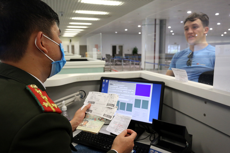 Clearing Immigration at Vietnamese Airports: Average Time and Benefits of Fast Track Service